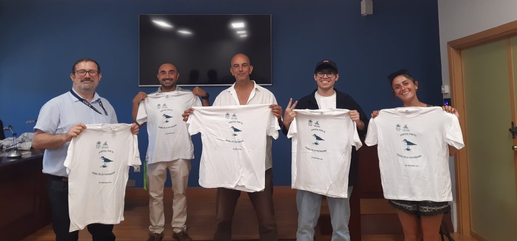 Entrega de camisetas por parte de la Facultad de Ciencias del Mar y Ambientales a los participantes en el voluntariado para la protección de zonas de reproducción del chorlitejo patinegro en P.N. Bahía de Cádiz